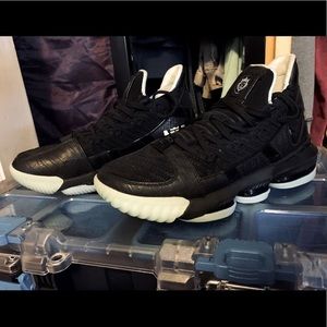 Lebron 16 GLOW size 8.5 (mens) 9.5-10 (women)